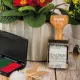 Aussteller zeigt personalisierten Holzstempel am Ostermarkt 2025 in Osterhausen